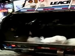 LatexMaidShow-In den Müllpresswagen rein du scheiss Transvestitenschwein